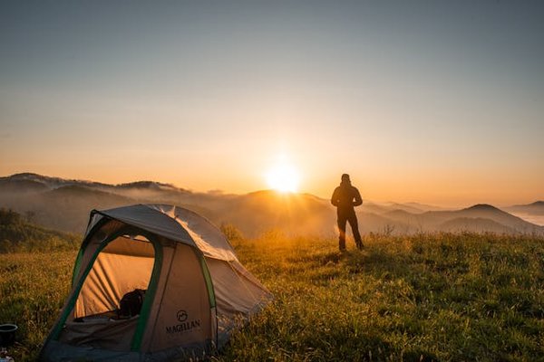 Quels sont les équipements essentiels pour un camping en région côtière venteuse?